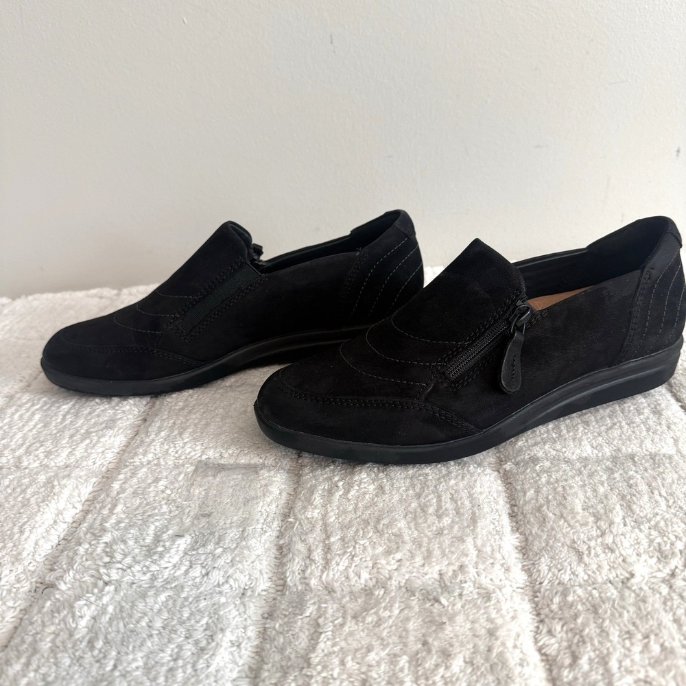 Clarks Womens Black Suede Loafer Shoes Size 7.5 Zip Slip On Classic Preppy Chic